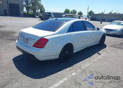 2012 Mercedes-Benz S 550 z USA, uszkodzony, nr VIN WDDNG7DB4CA423383